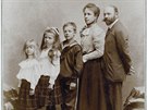 Karel Maria Chotek s rodii a sestrami, rok 1895.
