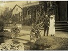 Karel Maria Chotek je na snímku z roku 1915 zachycen se sestrou Adou na zámku...