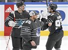 Tomáš Hertl (vlevo) při Utkání hvězd NHL, spolu s ním se radují Connor McDavid...