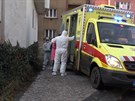 Záchranái odvezli z praského hotelu ínské turisty, mohou mít koronavirus...