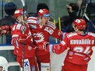 Tinetí Ondej Kovaík a Aron Chmielewski spolen slaví gól.