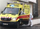 Záchranái odvezli nkolik ían z hotelu v Praze do nemocnice. (28.1.2020)
