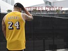 Fanouek LA Lakers si piel ped halu Staples Center zavzpomínat na zesnulého...