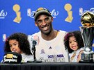 Kobe Bryant jako vítz NBA 2010 a jeho dcery Gianna a Natalia