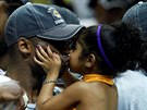 Kobe Bryant dostává pusu od dcery Gianny po vítzném finále NBA 2009.