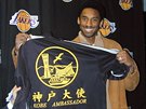 Kobe Bryant coby vyslanec Los Angeles Lakers a NBA v ín a Japonsku. Snímek...
