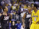 Momentka z finále NBA roku 2001: Kobe Bryant (vpravo) z LA Lakers se smje...