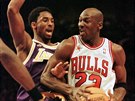 Momentka z roku 1998. Kobe Bryant (vlevo) brání Michaela Jordana.