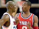 Momentka z roku 2003. Michael Jordan (vlevo) a Kobe Bryant bhem Utkání hvzd.