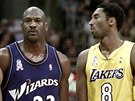 Momentka z roku 2002. Michael Jordan (vlevo) v dresu Washingtonu a Kobe Bryant...