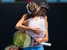 Barbora Strýcová (zády) a Sie u-wej se radují na Australian Open.
