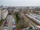 V Hradci Králové u nemocnice zaalo slouit provizorní parkovit. (27. ledna...