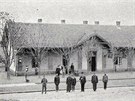 První budova nádraí íany na dobové pohlednici z roku 1884
