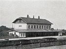 Budova nádraí íany na dobové pohlednici z roku 1900
