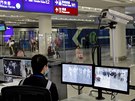 Zamstnanec hongkongského letit monitoruje cestující (4. ledna 2020)