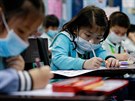 Děti v čínské škole na Filipínách nosí v obavě z koronaviru roušky. (28. ledna...
