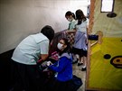 Dti v ínské kole na Filipínách nosí v obav z koronaviru rouky. (28. ledna...