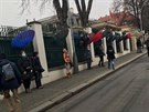 Asi patnáct lidí dnes pilo demonstrovat k ínskému velvyslanectví v Praze...