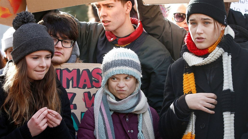 Nejdřív studuj, potom raď, vzkázal americký ministr Gretě Thunbergové