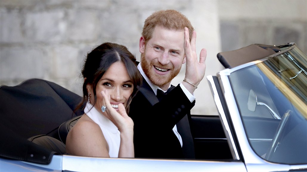 Princ Harry a Meghan Markleová odjíždějí ze svatby v anglickém Windsoru. (19....