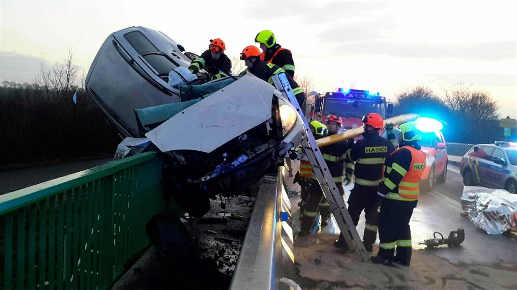 Mladý řidič jel nepozorně a příliš rychle, auto téměř přepůlil o zábradlí