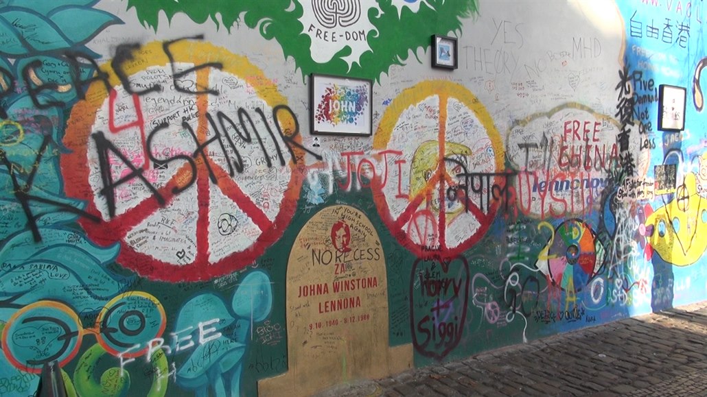 Na Lennonovu zeď turisté stále sprejují, chybí tam cedule se zákazem -  iDNES.cz