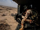 Francouzská helikoptéra hlídkuje na severu Mali (srpen 2018)