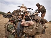 Francouzští vojáci zkoumají podezřelý motocykl na severu Burkina Fasa. (9....