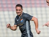 Ostravsk� Adam J�no� (vlevo) sleduje protihr��e ze Zbrojovky Brno.