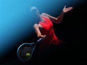 Ruska Maria arapovov hraje forhend v prvnm kole Australian Open.