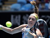 Česká tenistka Petra Kvitová se natahuje k forhendu ve třetím kole Australian...
