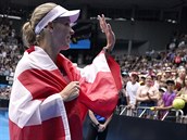 Dánka Caroline Wozniacká mává fanouškům poté, co se na Australian Open...