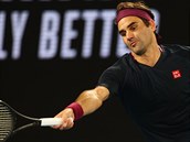 Švýcar Roger Federer hraje forhend ve třetím kole Australian Open.