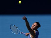 Karolína Plíšková  si nadhazuje míček na servis ve třetím kole Australian Open.