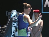 Karolína Plíšková se loučí s publikem po porážce ve třetím kole Australian Open.