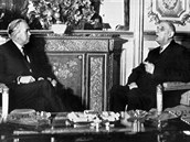 Britsk premir Harold Wilson (vlevo) pi setkn s francouzskm prezidentem...