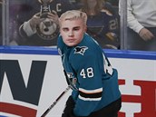 Tomá Hertl pi dovednostních soutích Utkání hvzd NHL v masce zpváka...