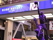Socha Michaela Jordana v Chicagu se zbarvila do purpurové, Bulls vzpomínají na...