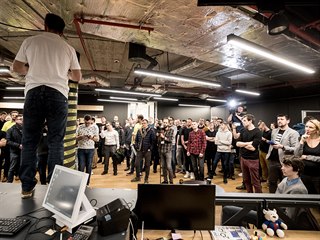 Skupina 60 programátorů začala v rámci veřejného hackathonu pracovat na novém...