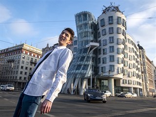 Turisté u Tančícího domu v Praze