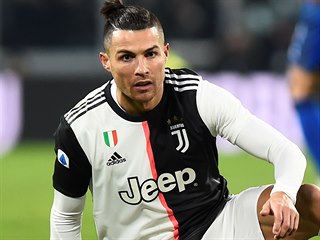 Cristiano Ronaldo z Juventusu při zápase proti Parmě. Nelze si nevšimnout jeho...
