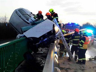 Mladý řidič auto při nehodě mezi Podivínem a Lednicí přepůlil o zábradlí.