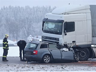 Při srážce osobního auta a kamionu u Jihlavy zemřel řidič menšího z vozů.