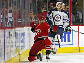 Martin Nečas oslavuje gól Caroliny v utkání proti Winnipegu.