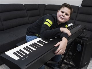 Nevidomý pianista Pavel Minařík s novým nástrojem (17.1.2020).