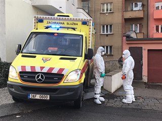 Záchranáři odvezli několik Číňanů z hotelu v Praze do nemocnice. (28.1.2020)