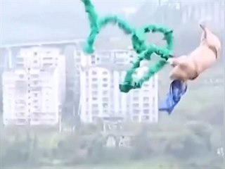 Číňané shodili na bungee jumpingu prase. Dobře se bavili