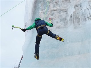 Reportér Matěj Smlsal padá z ledolezecké stěny.