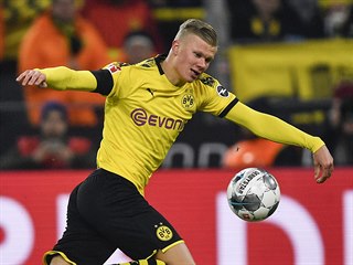 Erling Haaland (vlevo) z Dortmundu se snaží zbavit Rafaela Czichose z Kolína.