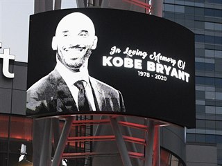 Kobe Bryant ovládl prostor před arénou Staples Center v Los Angeles, jeho úmrtí...